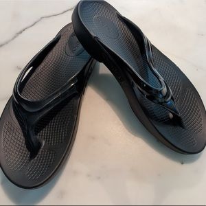 New without tags - OOFOS OOLALA FLIP FLOPS